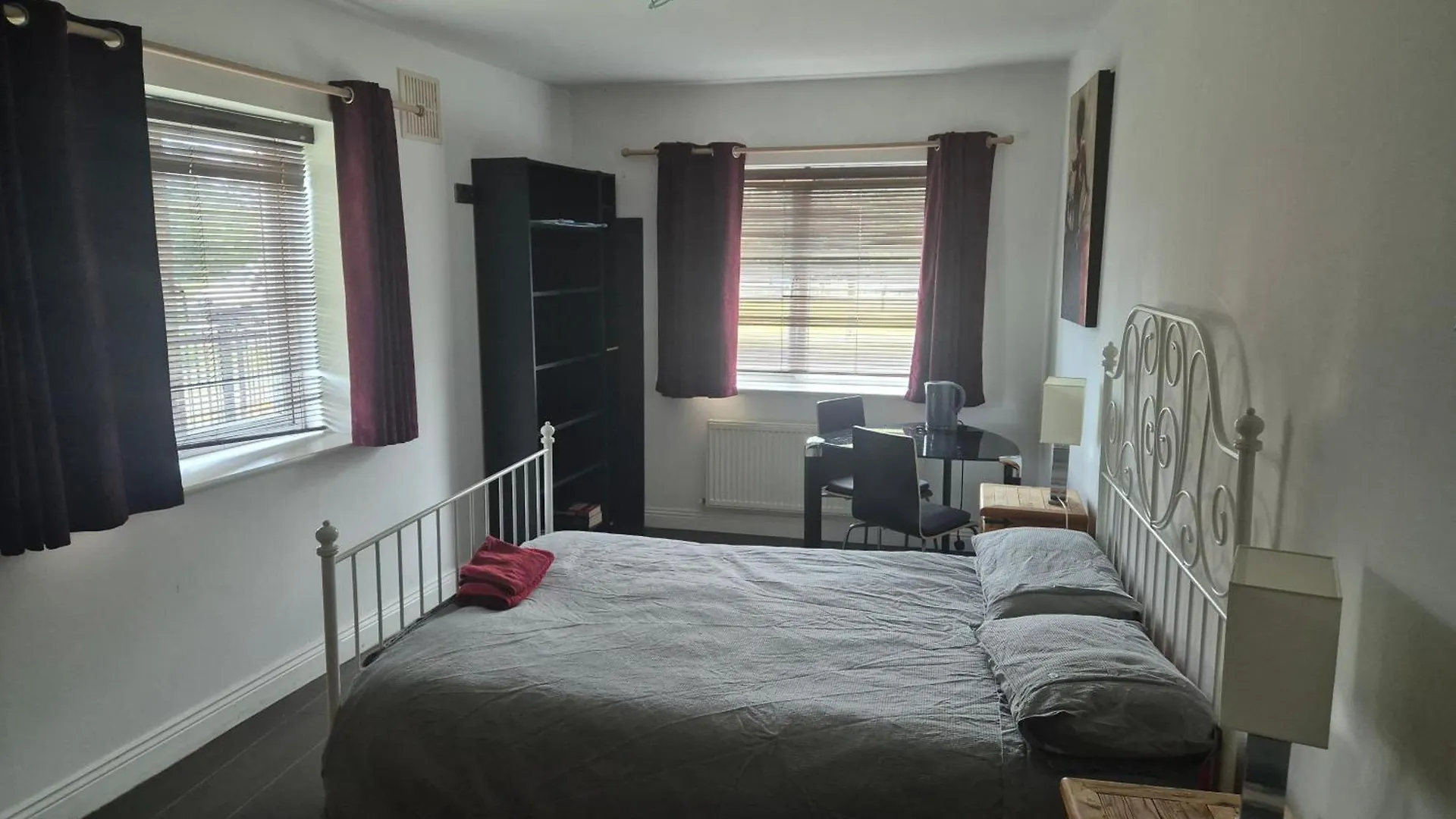 Comfortable Room Beside Luas Line 1 contacts